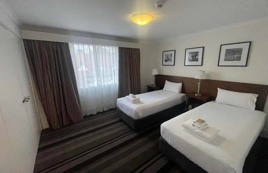 Mercure Canberra-1